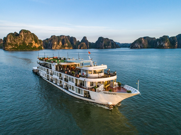 Du lịch vịnh Hạ Long: Trải nghiệm phong cách châu Âu sang trọng trên Dynasty Cruises 5 sao