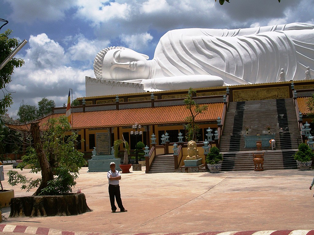 Những điều không nên làm khi du lịch tham quan chùa Phật Giáo 2